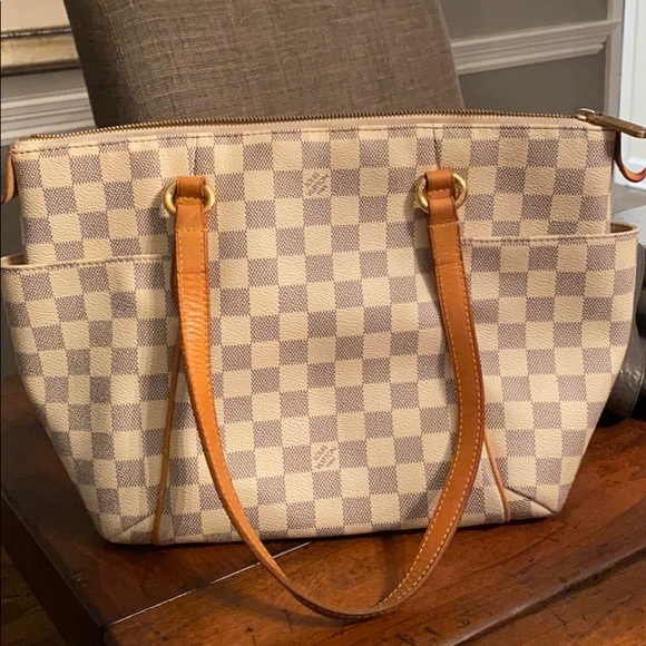 Louis Vuitton bag - Picture 1 of 3